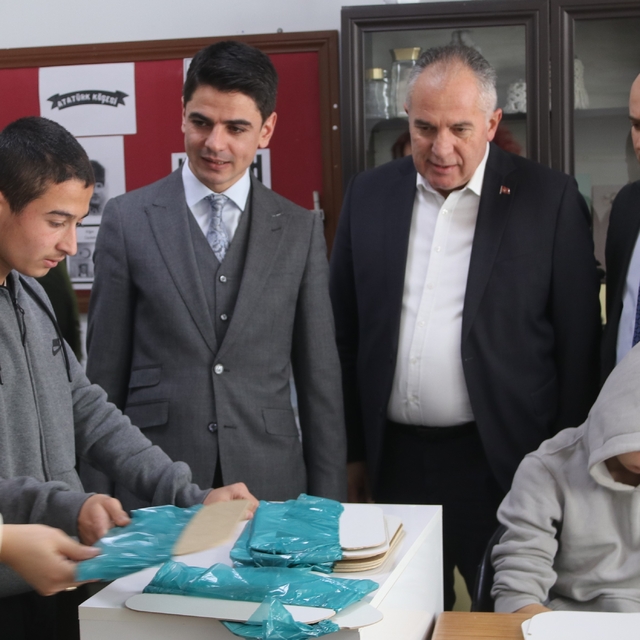 Taşova'da özel öğrenciler için tasarım ve beceri atölyesi açıldı