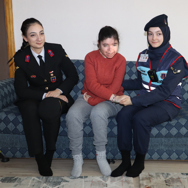 Nevşehir'de asker olma hayali kuran engelli Zeynep'e Jandarma'dan jest