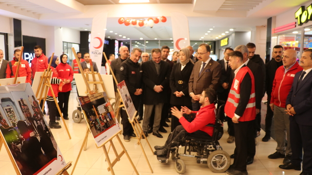 Siirt'te Türk Kızılay engelli bireylerinin resim sergisi açıldı