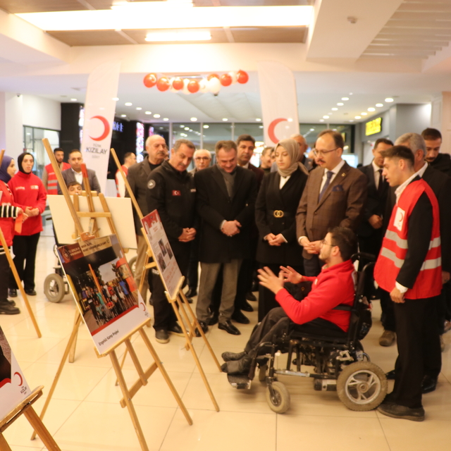 Siirt'te Türk Kızılay engelli bireylerinin resim sergisi açıldı