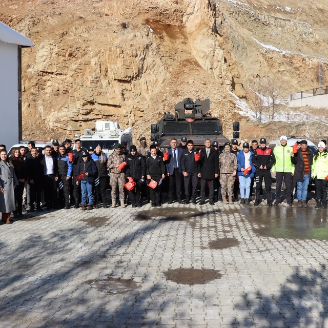 Bitlis'te polisler, özel gereksinimli öğrencileri ziyaret etti