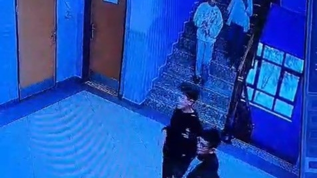 Nefes borusuna patlamış mısır kaçan öğrencisini 'Heimlich' manevrasıyla kurtardı; o anlar kamerada