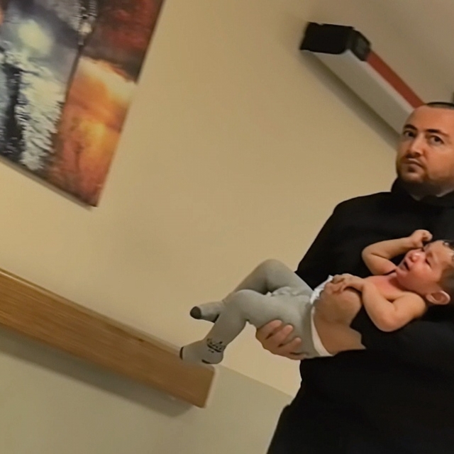 Oyun oynarken çaydanlıktaki kaynar suyun üzerine devrildiği minik Yusuf, ha...