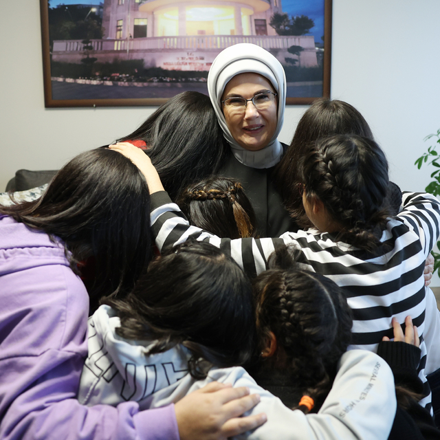 Emine Erdoğan, Hatay Serdar Demir Çocuk Evleri Sitesi'ni ziyaret etti