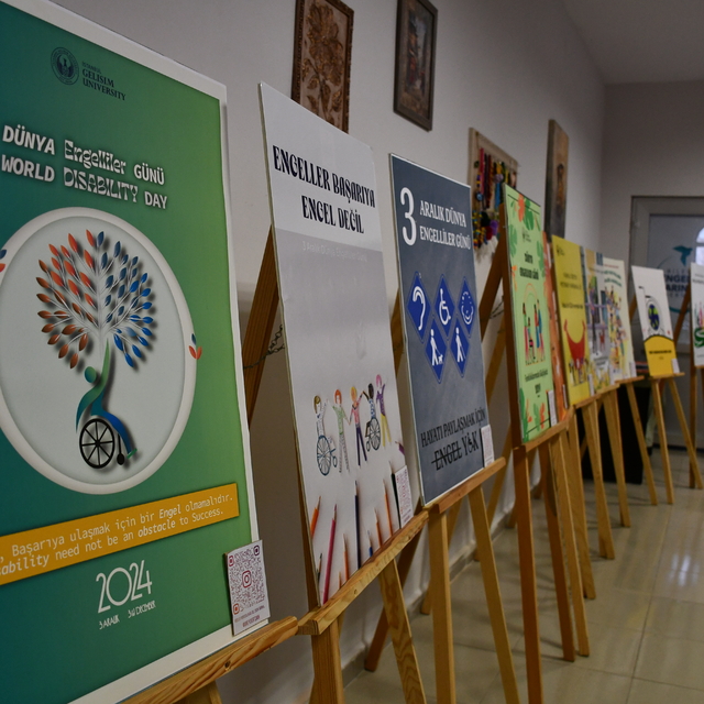 Bilecik'te yapay zeka destekli sesli betimlemeli sanal afiş sergisi açıldı