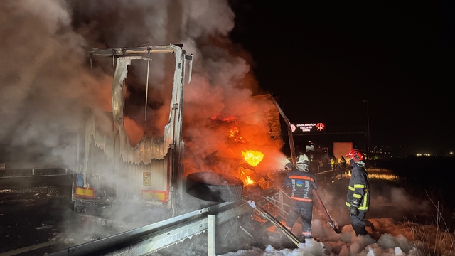 Kuzey Marmara Otoyolu'nda lastik yüklü dorsede çıkan yangın söndürüldü