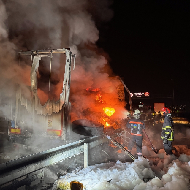 Kuzey Marmara Otoyolu'nda lastik yüklü dorsede çıkan yangın söndürüldü