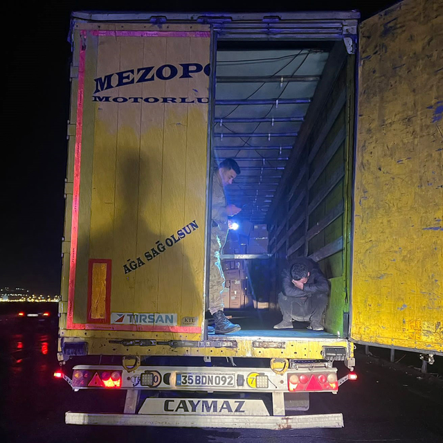 Yol kenarına park ettiği TIR'ın dorsesinde kendisini halatla asan şoförü ja...