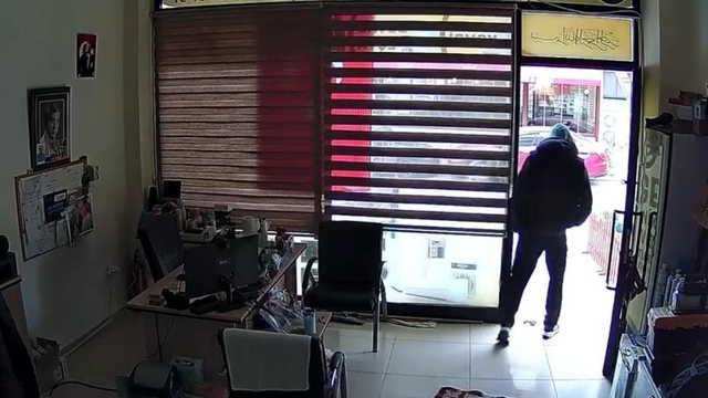 Sokak köpeği, kendisini besleyen kişinin dükkanına tavuk budu bıraktı; o anlar kamerada