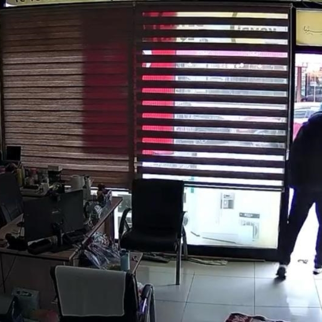 Sokak köpeği, kendisini besleyen kişinin dükkanına tavuk budu bıraktı; o an...