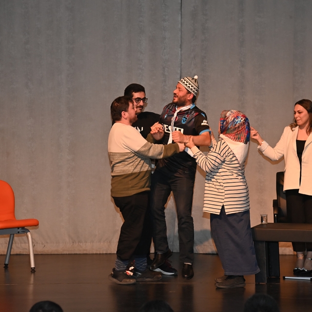 Trabzon'da özel gereksinimli bireyler tiyatro oyununda bir araya geldi