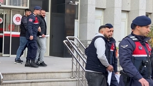 GÜNCELLEME - Çorum'da darbettikleri kişinin aracını gasbeden 3 şüpheli tutuklandı