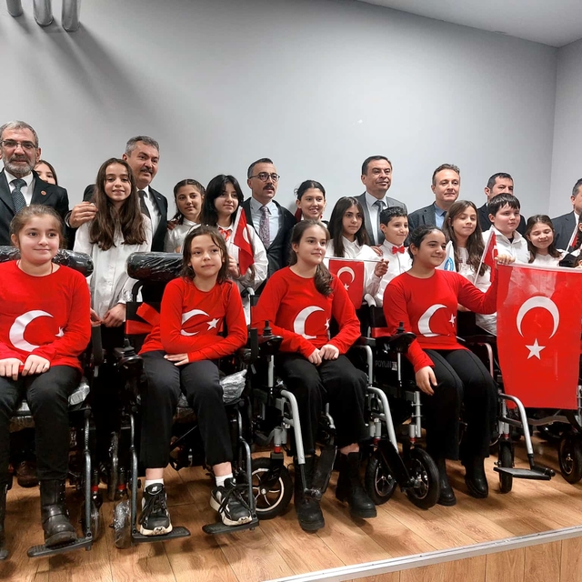 İnegöl'de öğrenciler ve aileleri, 5 engelli birey için derneğe akülü tekerl...