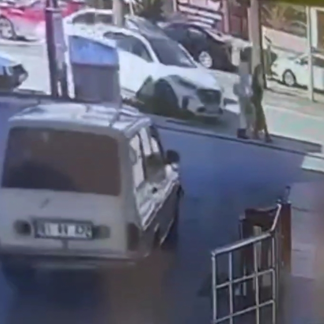 Kaldırımda yürüyen kadına otomobilin çarpması kamerada