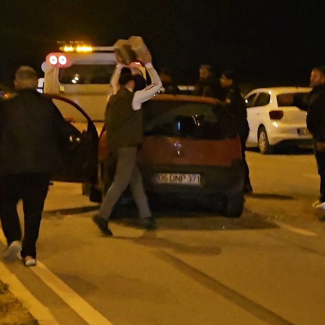 Otomobilin çarptığı motosikletli öldü, yakınları parke taşlarıyla araca sal...