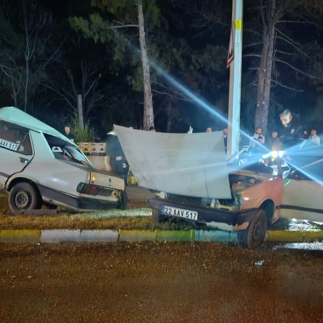 Edirne'de aydınlatma direğine çarpıp ikiye bölünen otomobildeki 2 kişi ağır...