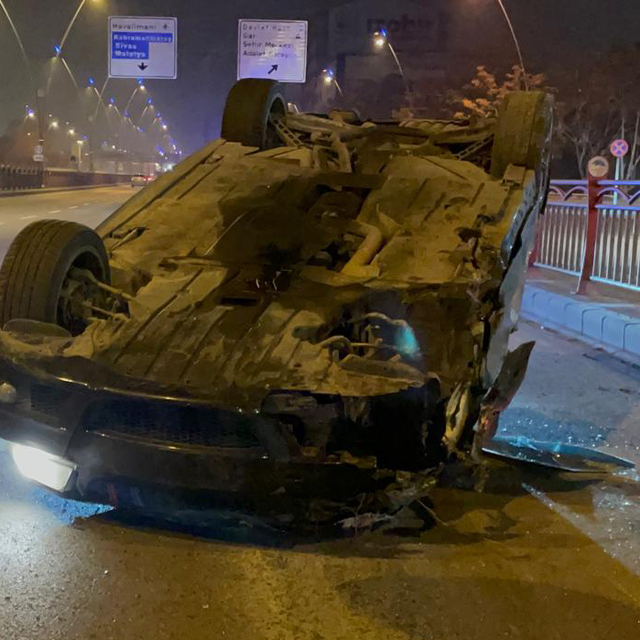 Kayseri'de bariyerlere çarpıp takla atan otomobilin sürücüsü yaralandı