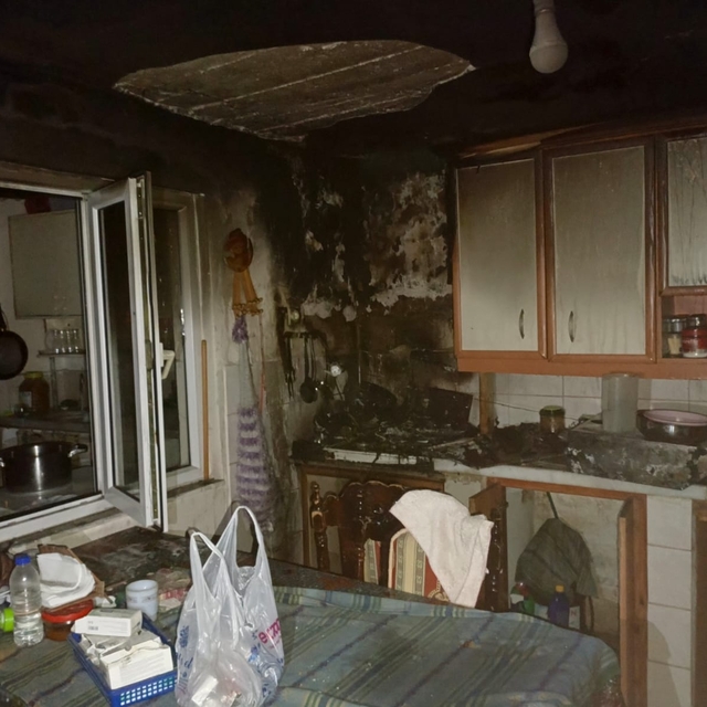Elektrik kontağından çıkan yangın evi kullanılmaz hale getirdi; karı- koca...