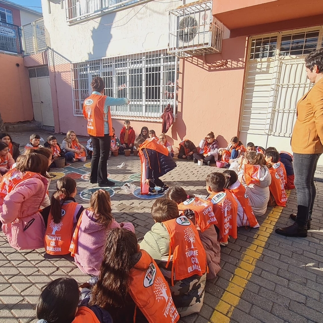 İzmir'de ilkokul öğrencileri meşe palamudu tohumlarını toprakla buluşturdu