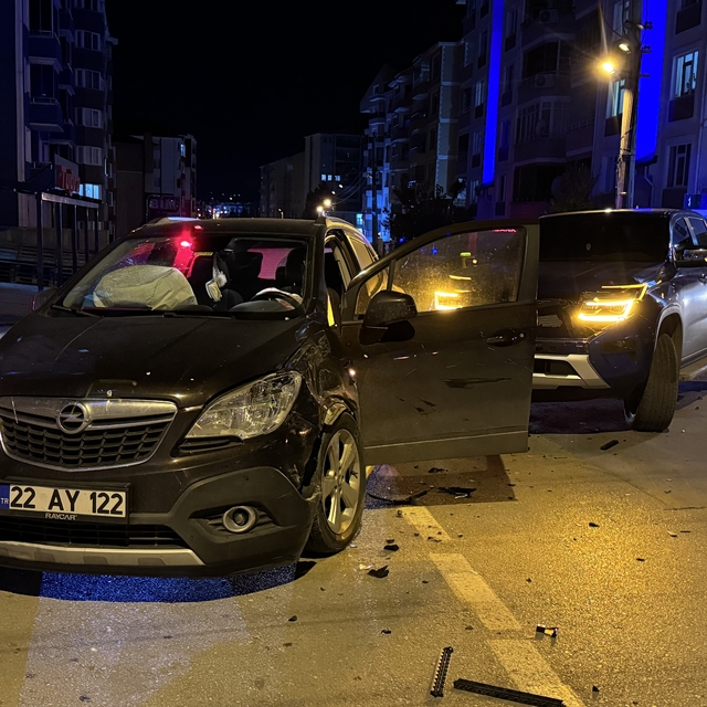 Edirne'de pikapla otomobilin çarpıştığı kazada 1 kişi yaralandı