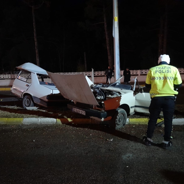 Edirne'de aydınlatma direğine çarparak ikiye bölünen otomobildeki 1 kişi öl...