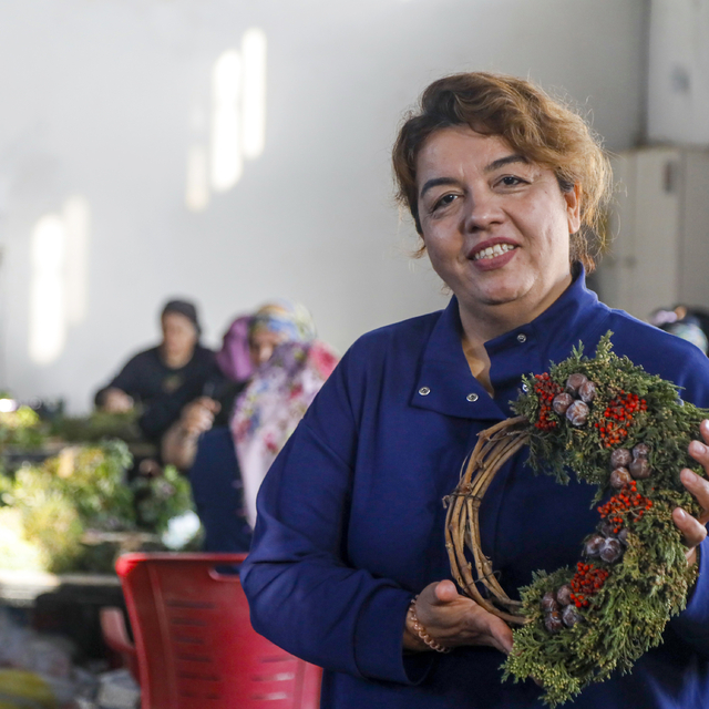 Orman atıklarından oluşan Noel çelenklerinde yoğun mesai