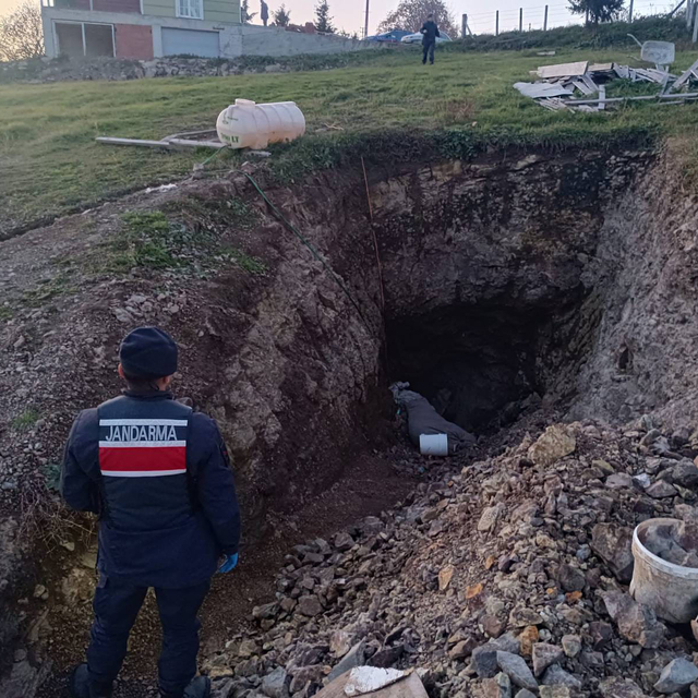 Evinin bahçesinde 3 metrelik çukur açıp kaçak kazı yapan zanlı yakalandı