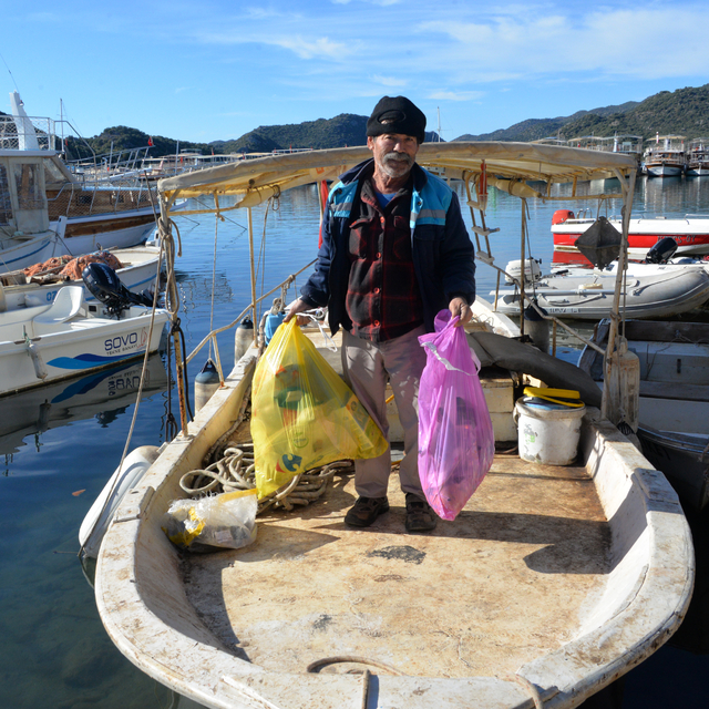30 yıldır denizin çöpünü topluyor