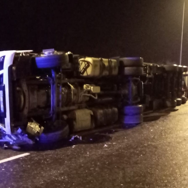 Bolu Dağı Tüneli çıkışında devrilen tır ulaşımı aksattı
