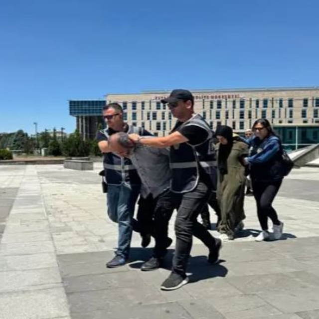 Atatürk Anıtı'na baltayla saldıran dayı ile yeğenin hapis cezası onandı