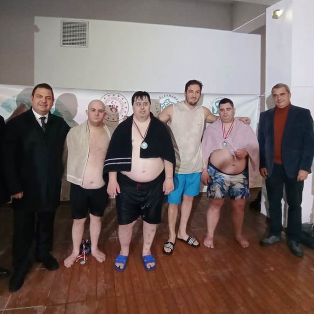 Tekirdağ'da özel çocuklar madalya için kulaç attı