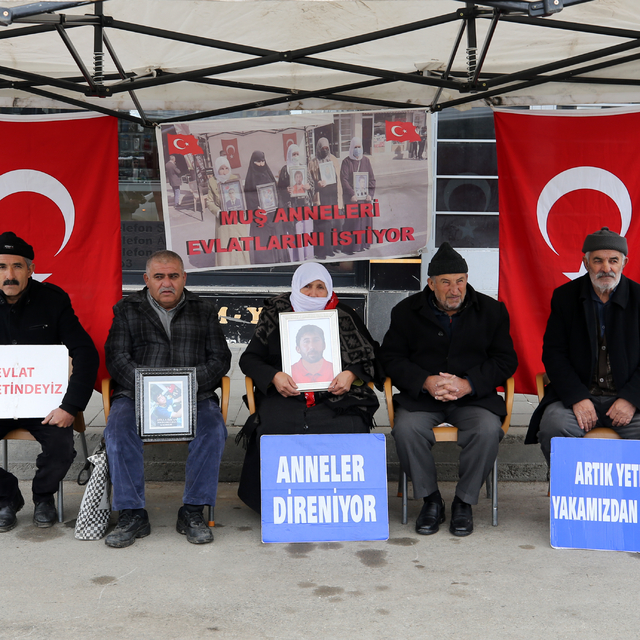 Muşlu aileler DEM Parti binası önündeki "evlat nöbeti"ni sürdürdü