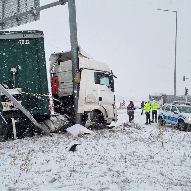 Refüje çarpan tır nedeniyle Çorum-Yozgat kara yolu 2 saat ulaşıma kapalı ka...