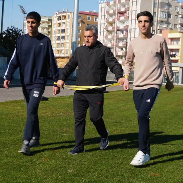 Görme engelli kardeşler, atletizmle yaşama sarıldı