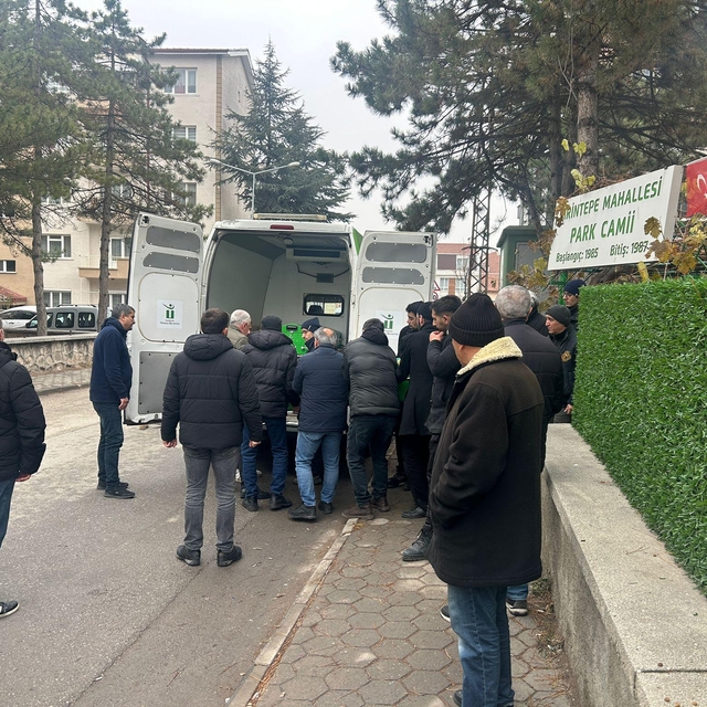 Tamir ettiği otomobilin egzoz gazından zehirlendi