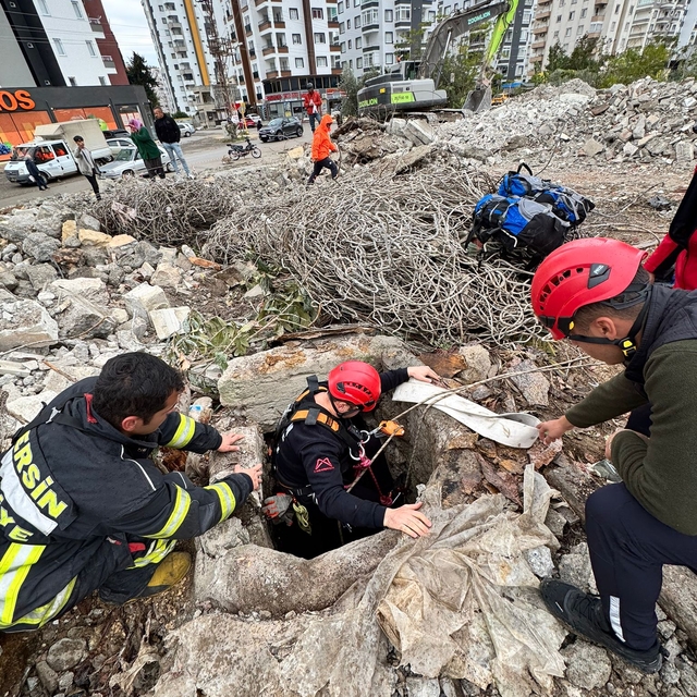Mersin'de kuyuya düşen kişiyi itfaiye ekipleri kurtardı