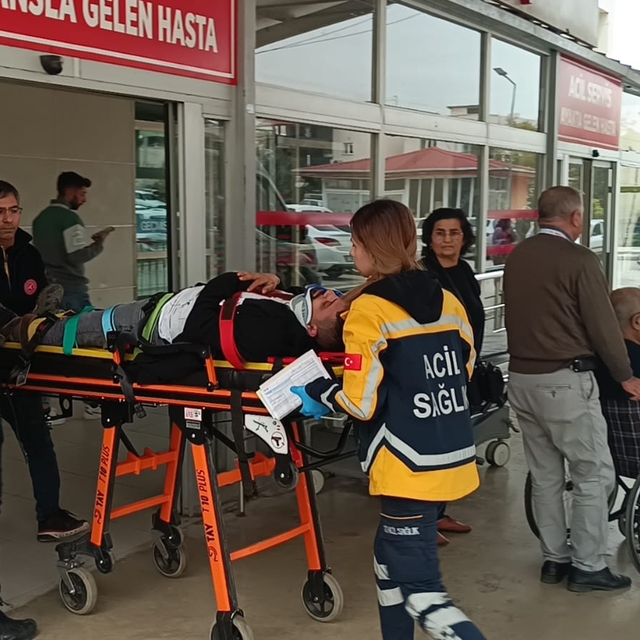 Adana'da otomobil ile kamyonetin çarpışması sonucu 6 kişi yaralandı