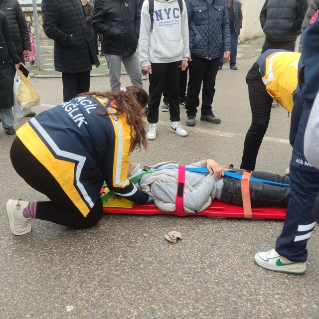 Bursa'da hafif ticari araca çarpan motosikletteki 2 kişi yaralandı