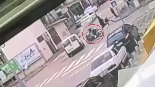 Hafif ticari araca çarpan motosikletin sürücüsü ile arkadaşı yaralandı; kaza kamerada