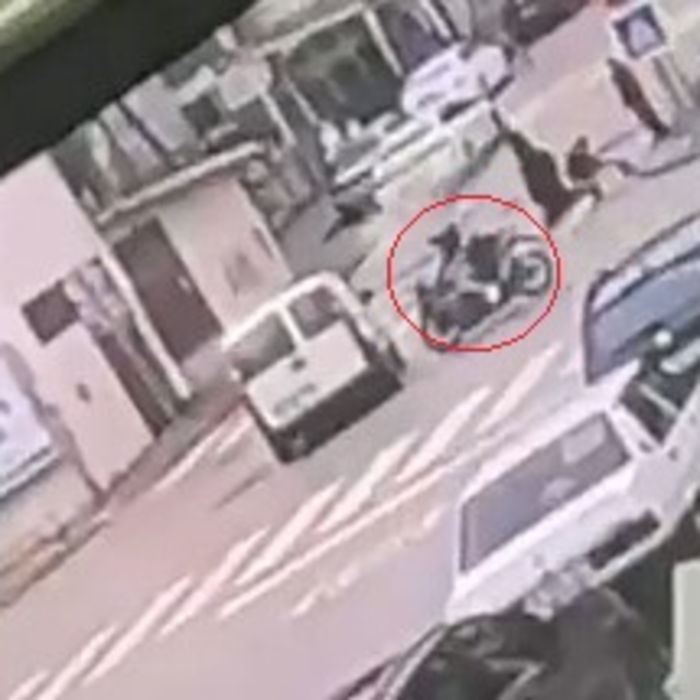 Hafif ticari araca çarpan motosikletin sürücüsü ile arkadaşı yaralandı; kaz...