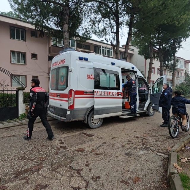 İnegöl'de evinde çıkan yangında dumandan etkilenen kadın hastaneye kaldırıl...