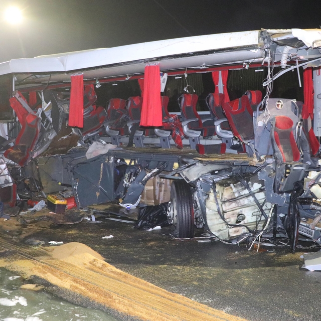 Denizli'de 1 kişinin öldüğü, 20 kişinin yaralandığı otobüs kazasında şoför...