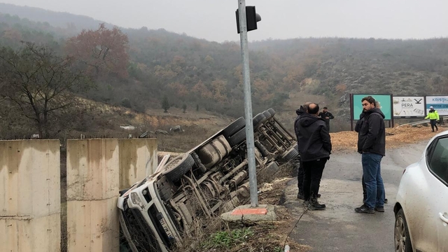 Devrilen talaş yüklü TIR'ın şoförü yaralandı