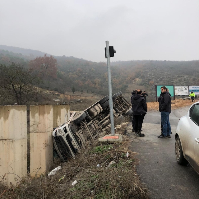 Devrilen talaş yüklü TIR'ın şoförü yaralandı