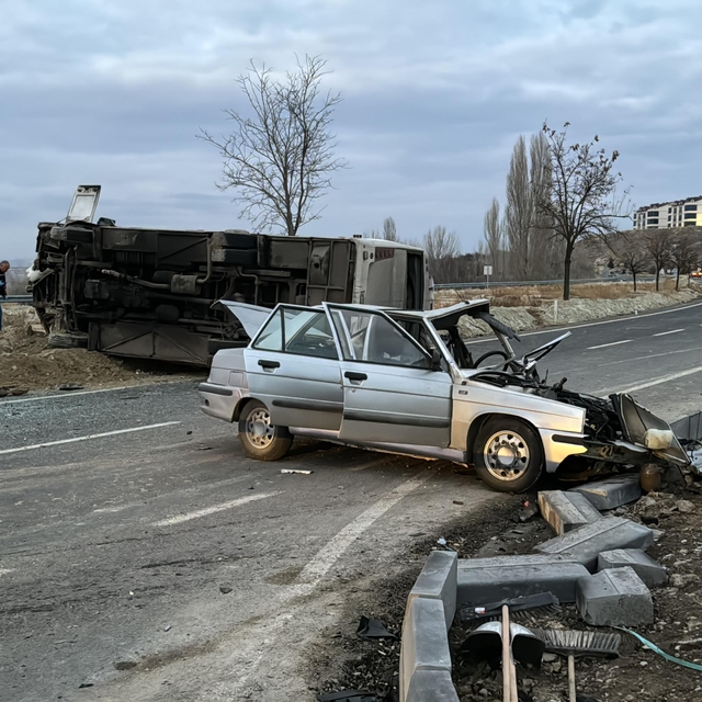 Nevşehir'de otomobille öğrenci servisinin çarpıştığı kazada 24 kişi yaralan...