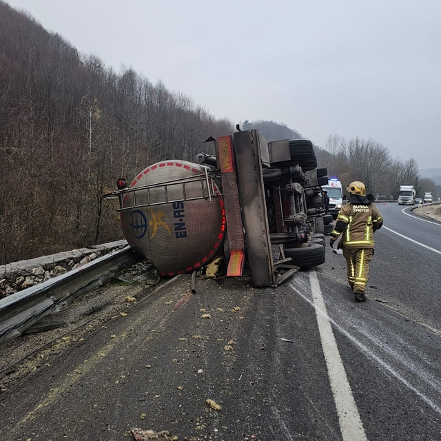 Bursa'da devrilen asit yüklü tankerin sürücüsü öldü, sızan asit dereye karı...