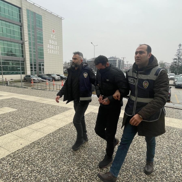 Bolu'da kendilerini polis olarak tanıtıp dolandırıcılık yapan 2 zanlı tutuk...