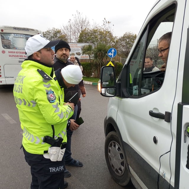 Çarşamba'da emniyetten kış lastiği denetimi