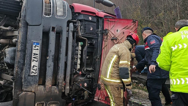 Bursa'da devrilen kimyasal madde yüklü tankerin sürücüsü hayatını kaybetti