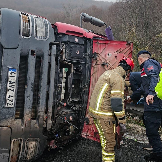Bursa'da devrilen kimyasal madde yüklü tankerin sürücüsü hayatını kaybetti